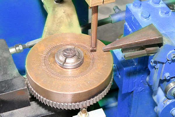 เครื่องเชื่อมสปอตอัตโนมัติสำหรับวงแหวนด้านในพร้อมการจ่ายลวดที่แม่นยำ 4