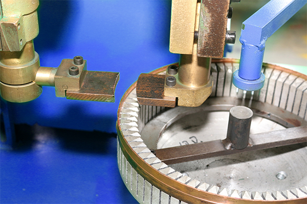 เครื่องเชื่อมสปอตอัตโนมัติสำหรับวงแหวนด้านในพร้อมการจ่ายลวดที่แม่นยำ 6