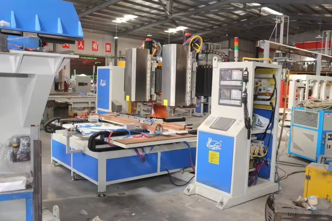 เครื่องเชื่อมจุด Cnc 7Axis หัวสอง แบบอัตโนมัติแผ่นโลหะสําหรับ Rack Squat