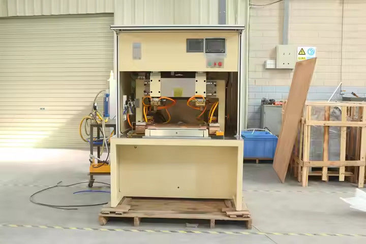 Hwashi CNC ความถี่ปานกลาง Mild เหล็กขนาดเล็กประตูแผ่นโลหะ Spot เครื่องเชื่อมพร้อมแกน XY Automatic Movable Feeder