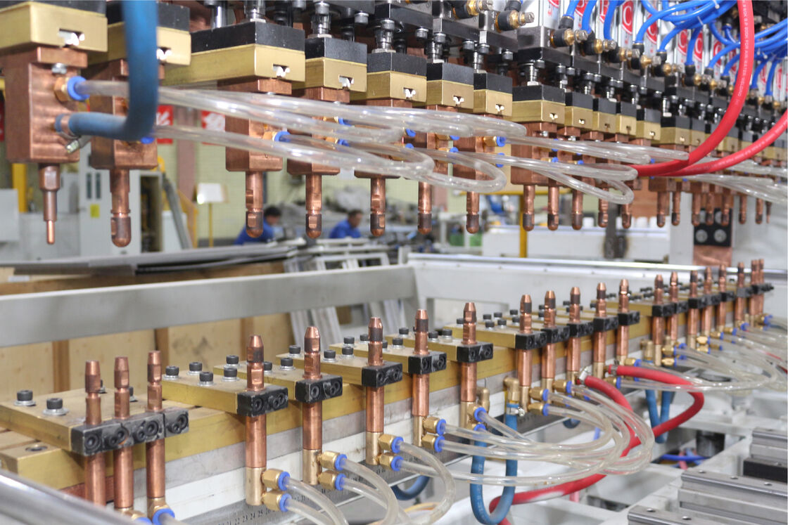 เครื่องเชื่อมสปอตหลายหัวแบบแผงประตู Hwashi PLC Control 380V 2 เฟส พร้อมความหนาในการเชื่อม 3+3 มม.