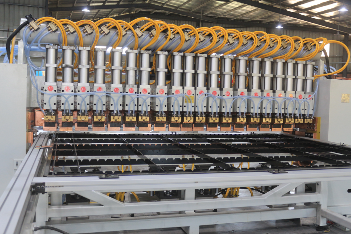 Hwashi AT-MF25K Gantry Multi-Spot Welder กับ MFDC Inverter Power Supply การให้อาหารแบบขับเคลื่อนด้วยเซอร์โว้ด และระยะไฟฟ้าที่ปรับได้